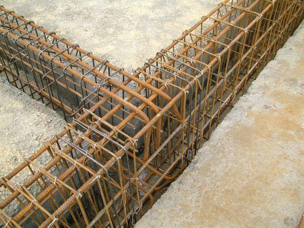 在钢筋混凝土梁中,箍筋的主要作用是()。