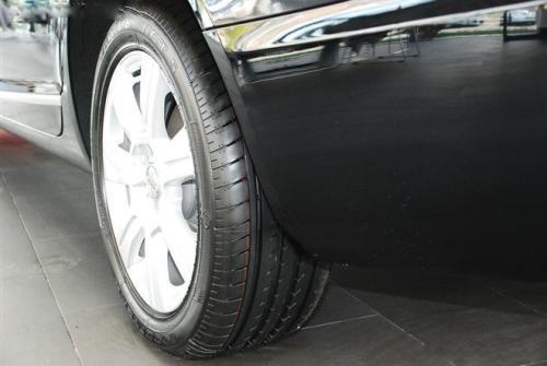 车辆可以不用同一类别和花纹的轮胎,且左右轮胎充气压力可以不一样。()