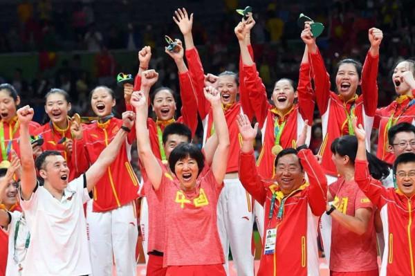 中国获得的第一个世界冠军是在哪一年由谁在哪一个项目中获得的?