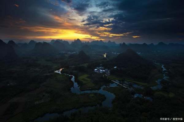 优美的桂林山水的景观实际上是