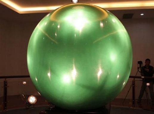 2010年11月海南文昌宝玉宫展出一颗重达6吨直径16米的夜...